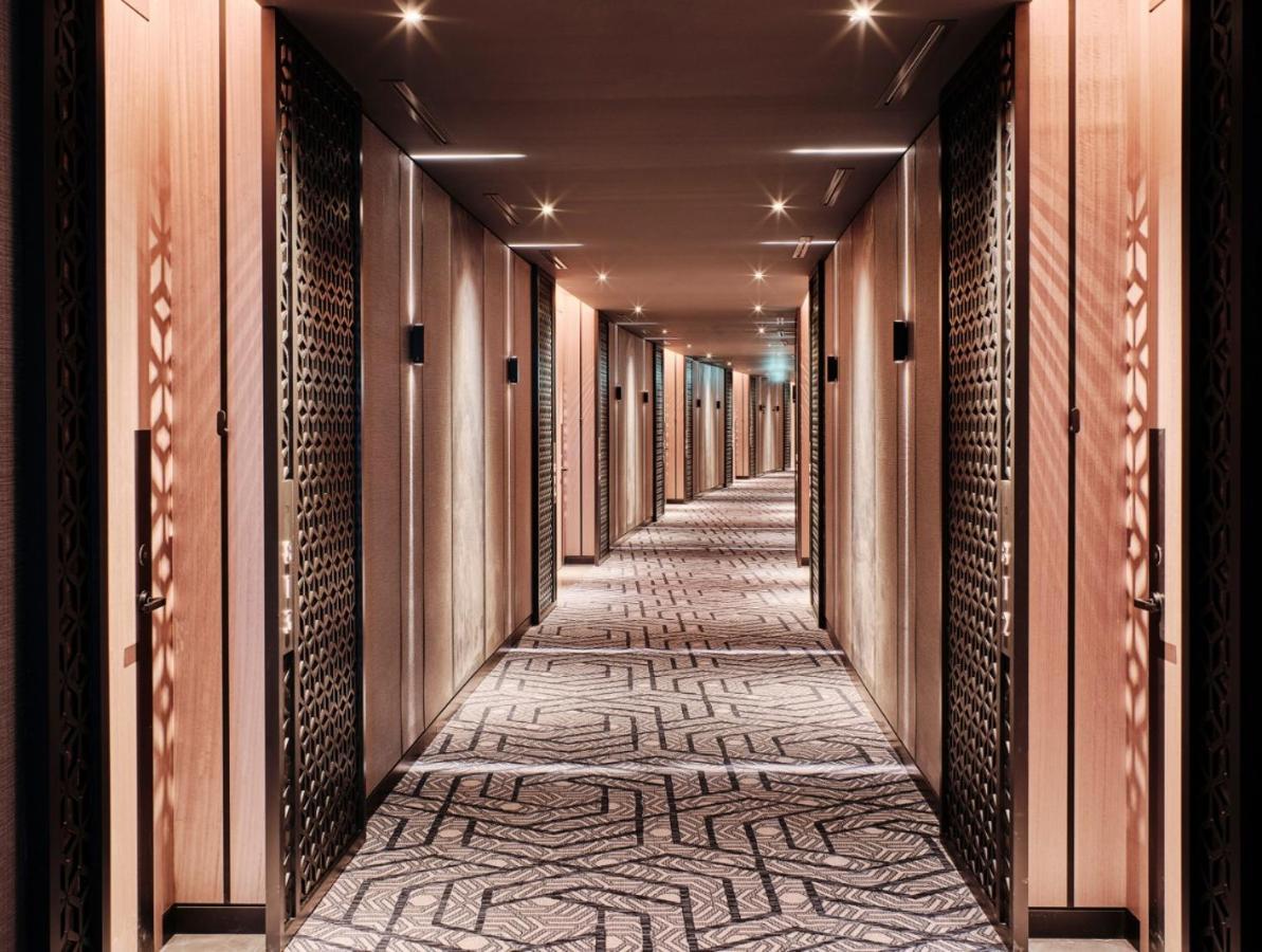 Отель Grand Hyatt Kuwait Кувейт Экстерьер фото A corridor at the hotel
