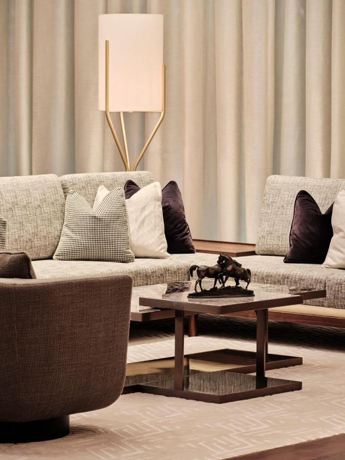 Отель Grand Hyatt Kuwait Кувейт Экстерьер фото A living room with a sofa and a coffee table