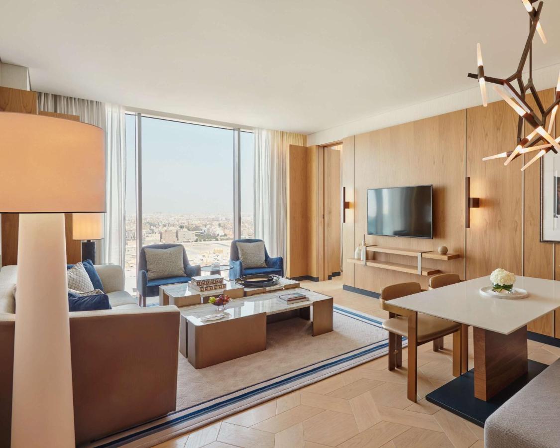 Отель Grand Hyatt Kuwait Кувейт Экстерьер фото A suite at the hotel