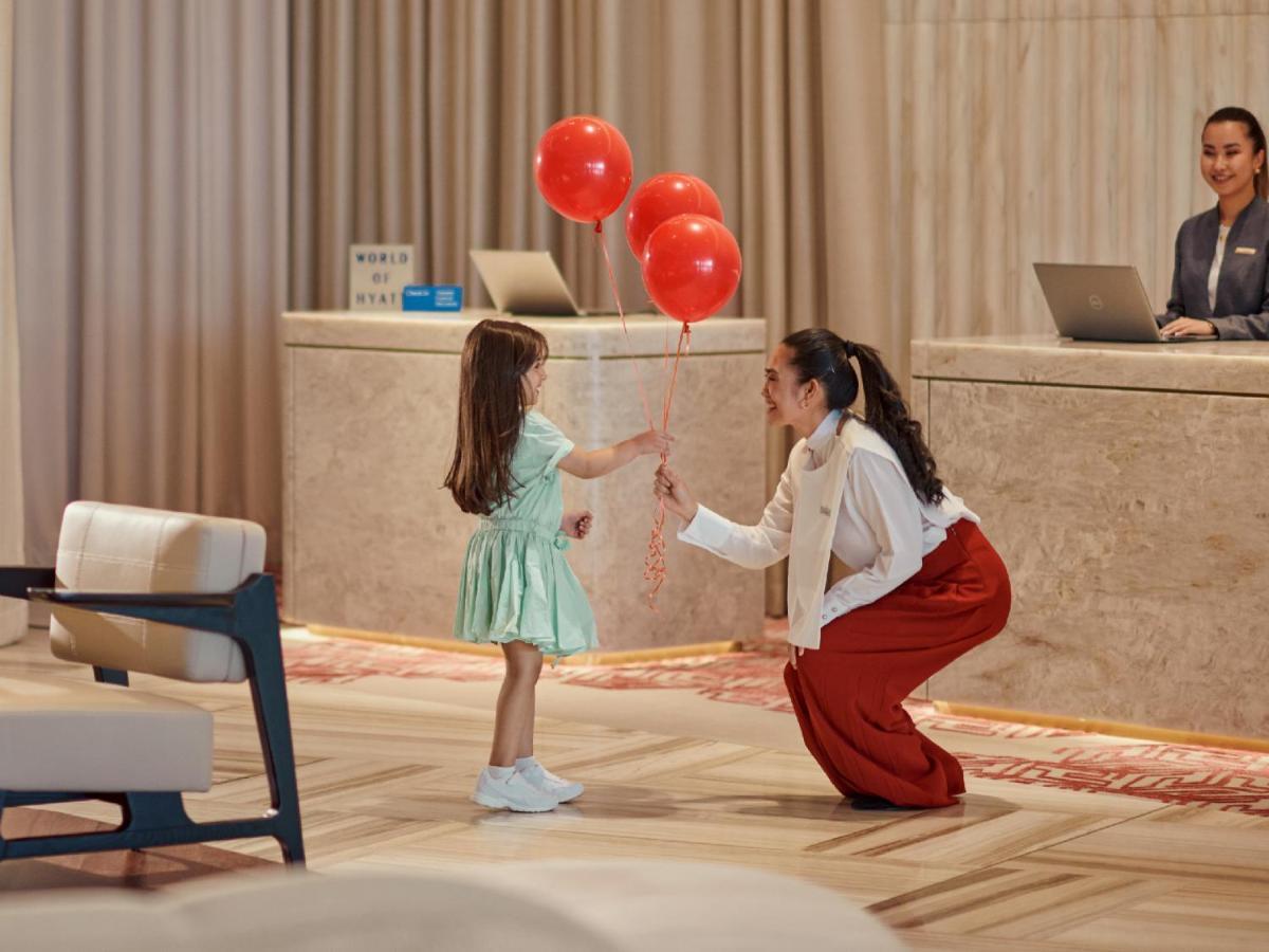 Отель Grand Hyatt Kuwait Кувейт Экстерьер фото A guest service agent at the front desk of a hotel