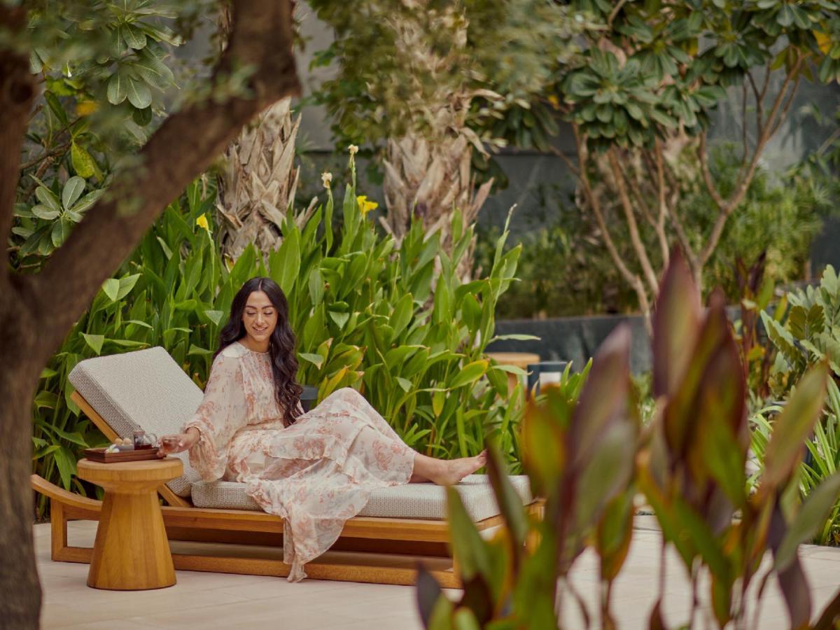 Отель Grand Hyatt Kuwait Кувейт Экстерьер фото A guest at the pool