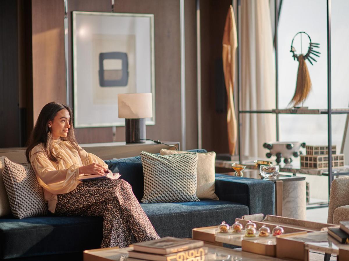 Отель Grand Hyatt Kuwait Кувейт Экстерьер фото A woman sitting on a sofa