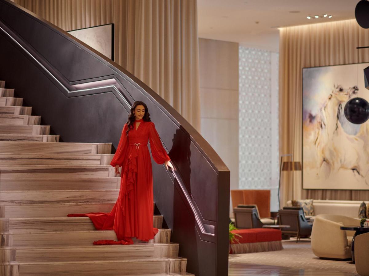Отель Grand Hyatt Kuwait Кувейт Экстерьер фото A model in a red dress
