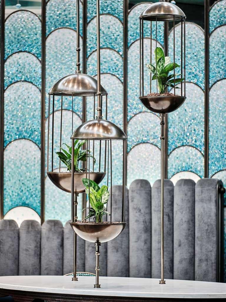 Отель Grand Hyatt Kuwait Кувейт Ресторан фото A vertical garden in a restaurant